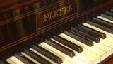 Klavier als Drogenversteck    Drogenschmuggler haben als Versteck für mehr als 16 Kilogramm Kokain ein Piano benutzt. Das gebrauchte Musikinstrument, das per Flugzeug auf dem Weg von Chile nach Spanien war, fiel dem Zoll bei einem Zwischenstopp in Frankfurt auf. Der Verkaufswert: bis zu 2,5 Millionen Euro.