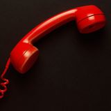 Vielleicht haben Sie auf Ihrer Reise eine dringende Frage an Ihren Arzt zu Hause. Deshalb gehört auch die Telefonnummer und gegebenenfalls die E-Mail-Adresse Ihres Diabetologen mit ins Gepäck