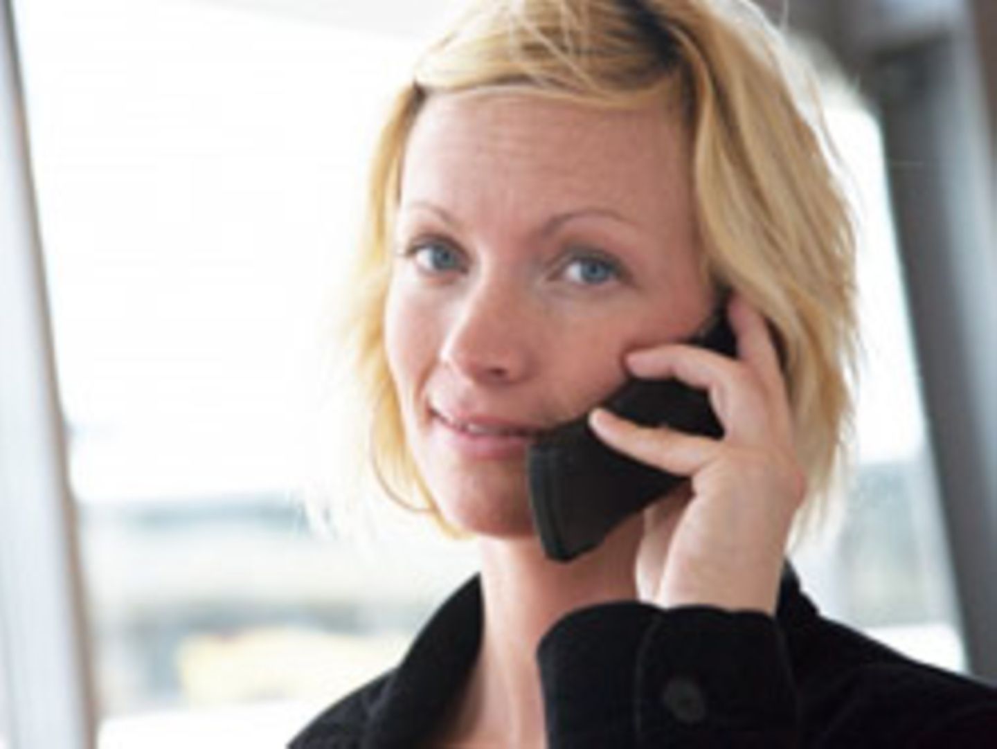 Eine Frau telefoniert mit einem Handy. Die Europäische Umweltagentur hat jetzt ausdrücklich vor Gesundheitsgefahren durch die Mobiltelefone gewarnt