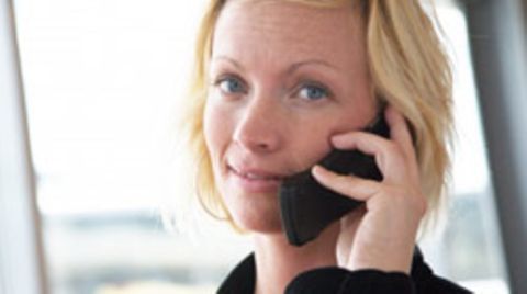Eine Frau telefoniert mit einem Handy. Die Europäische Umweltagentur hat jetzt ausdrücklich vor Gesundheitsgefahren durch die Mobiltelefone gewarnt