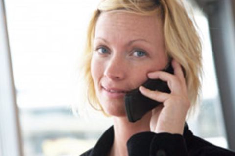 Eine Frau telefoniert mit einem Handy. Die Europäische Umweltagentur hat jetzt ausdrücklich vor Gesundheitsgefahren durch die Mobiltelefone gewarnt