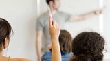 Die meisten von ihnen glauben ihren Nachwuchs in guten Händen zu wissen: 77 Prozent setzen Vertrauen in ihre Lehrer und bescheren den Pädagogen damit einen sechsten Platz.