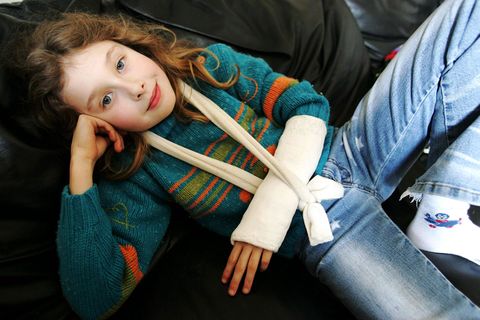 Ein Moment der Unachtsamkeit, und schon ist es passiert: Der Arm ist gebrochen. Gut, wenn Eltern schnell und besonnen reagieren