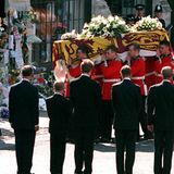 Prinzessin Diana    Eine derartige Massentrauer hatte das Vereinigte Königreich noch nicht erlebt: Am 6. September 1997 wurde die "Prinzessin der Herzen" in der Westminster Abbey beigesetzt. Rund drei Millionen Menschen säumten bei ihrem Trauerzug die Straßen Londons. Elton John sang bei der Trauerfeier - und 2,5 Milliarden Menschen weinten weltweit vor ihren Fernsehern