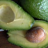 Obst schneidet bei der Energiedichte insgesamt hervorragend ab. Die unrühmliche Ausnahme: die Avocado. Mit 2,2 Kilokalorien pro Gramm liegt die Frucht zwar noch im gelben Bereich, aber mit weitem Abstand zu den schlanken Kolleginnen