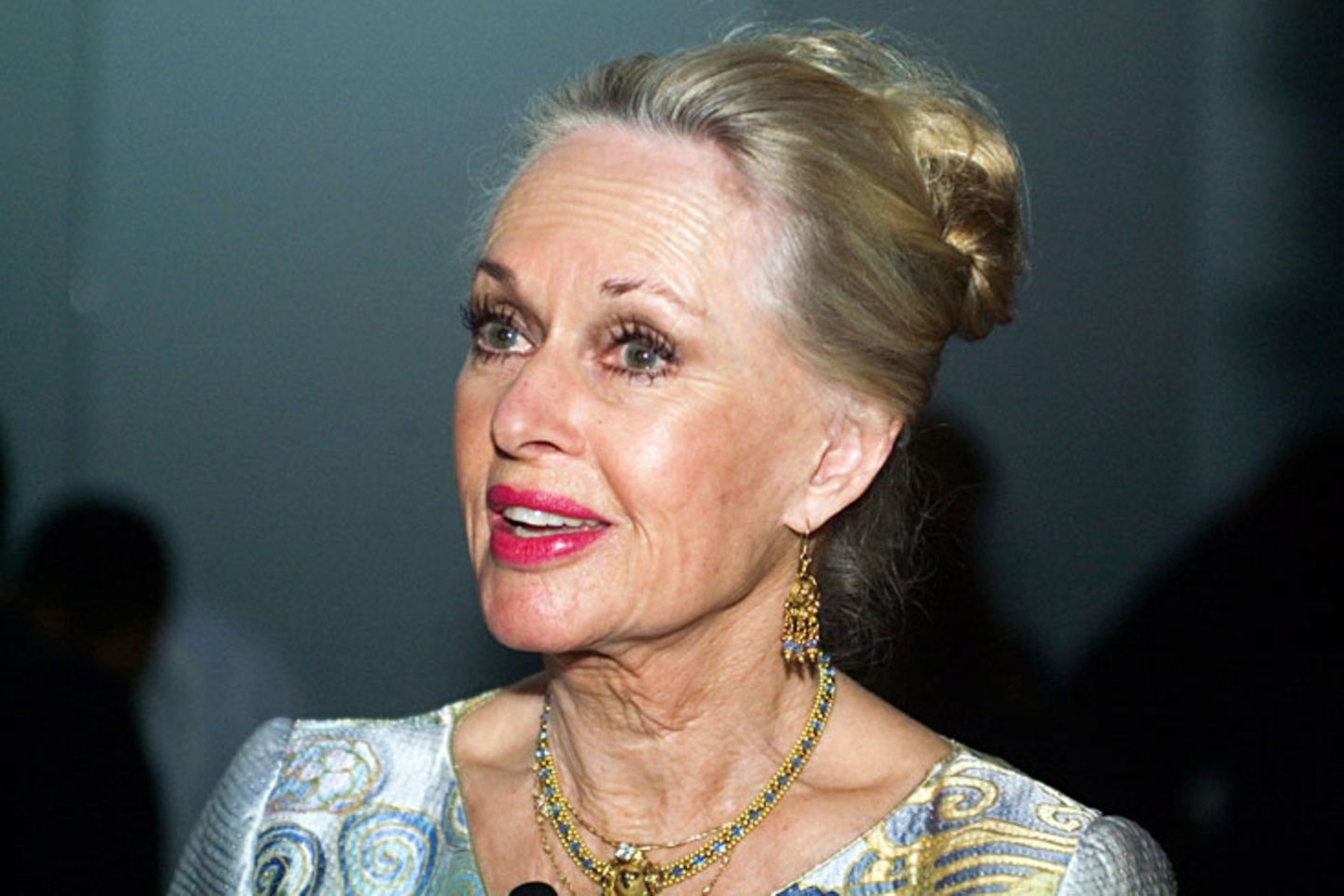 Tippi Hedren: Insgesamt spielte Tippi Hedren in rund 50 Filmen mit - doch in Erinnerung bleiben wird sie auf ewig für ihre Zusammenarbeit mit Hitchcock. Inzwischen scheint sie mit dem Regisseur ihren Frieden geschlossen zu haben: Bei einem Deutschlandbesuch nahm sie vor zwei Jahren einen Preis für Hitchcock entgegen. Bei der Gelegenheit sagte sie, sie hege keinen Groll gegen ihn Insgesamt spielte Tippi Hedren in rund 50 Filmen mit - doch in Erinnerung bleiben wird sie auf ewig für ihre Zusammenarbeit mit Hitchcock. Inzwischen scheint sie mit dem Regisseur ihren Frieden geschlossen zu haben: Bei einem Deutschlandbesuch nahm sie vor zwei Jahren einen Preis für Hitchcock entgegen. Bei der Gelegenheit sagte sie, sie hege keinen Groll gegen ihn
