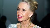 Tippi Hedren: Insgesamt spielte Tippi Hedren in rund 50 Filmen mit - doch in Erinnerung bleiben wird sie auf ewig für ihre Zusammenarbeit mit Hitchcock. Inzwischen scheint sie mit dem Regisseur ihren Frieden geschlossen zu haben: Bei einem Deutschlandbesuch nahm sie vor zwei Jahren einen Preis für Hitchcock entgegen. Bei der Gelegenheit sagte sie, sie hege keinen Groll gegen ihn Insgesamt spielte Tippi Hedren in rund 50 Filmen mit - doch in Erinnerung bleiben wird sie auf ewig für ihre Zusammenarbeit mit Hitchcock. Inzwischen scheint sie mit dem Regisseur ihren Frieden geschlossen zu haben: Bei einem Deutschlandbesuch nahm sie vor zwei Jahren einen Preis für Hitchcock entgegen. Bei der Gelegenheit sagte sie, sie hege keinen Groll gegen ihn