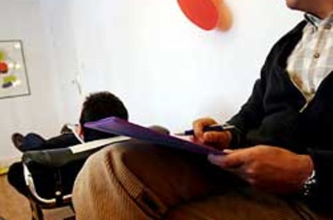 Bei den Therapiesitzungen begann die Patientin bald, mit dem Therapeuten zu flirten - und stellte ihm 17 Jahre nach
