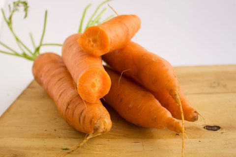 Möhren enthalten Betacarotin, daraus stellt der Körper Vitamin A her