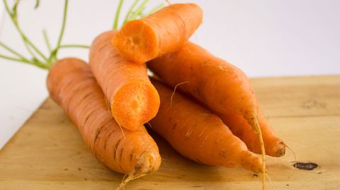 Möhren enthalten Betacarotin, daraus stellt der Körper Vitamin A her