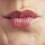 Drei Jahre Haft wegen Knutschfleck    Ein simpler Knutschfleck hat für eine verschämte 18- Jährige aus Baden-Württemberg ernste Konsequenzen. Die junge Frau wollte nicht, dass ihre Eltern von ihrem Freund erfahren, und erfand einen Überfall. Sie behauptete, sie sei im Bahnhof auf der Damentoilette angegriffen und begrapscht worden, teilte die Polizei in Schwäbisch Gmünd mit. Der Knutschfleck am Hals sei ein Würgemal. Als die Eltern ihre Tochter drängten, zur Polizei zu gehen, flog der Schwindel auf. Den vermeintlichen Angreifer hat es nie gegeben. Nun muss die 18-Jährige wegen des Vortäuschens einer Straftat mit bis zu drei Jahren Haft oder einer Geldstrafe rechnen