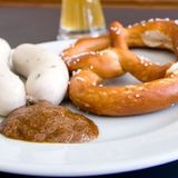 1. Platz - Deutschland: Der ewig Wurst mampfende, sprichwörtlich "hässliche Deutsche" ist passé: Wir sind Image-Weltmeister! In einer groß angelegten Studie hat die Gesellschaft für Konsumforschung (GfK) herausgefunden, dass Deutschland weltweit das beste Image hat. Okay, in keiner Kategorie ("Regierung", "Kultur", "Menschen", "Tourismus", "Export" und "Einwanderung/Investitionen") erreichten wir den ersten Platz. Aber unterm Strich steht Deutschland ganz oben auf der Liste. Wieder mal ein typisch deutscher "Durchschnittssieg" also? Schluss mit der deutschen Nörgelei!