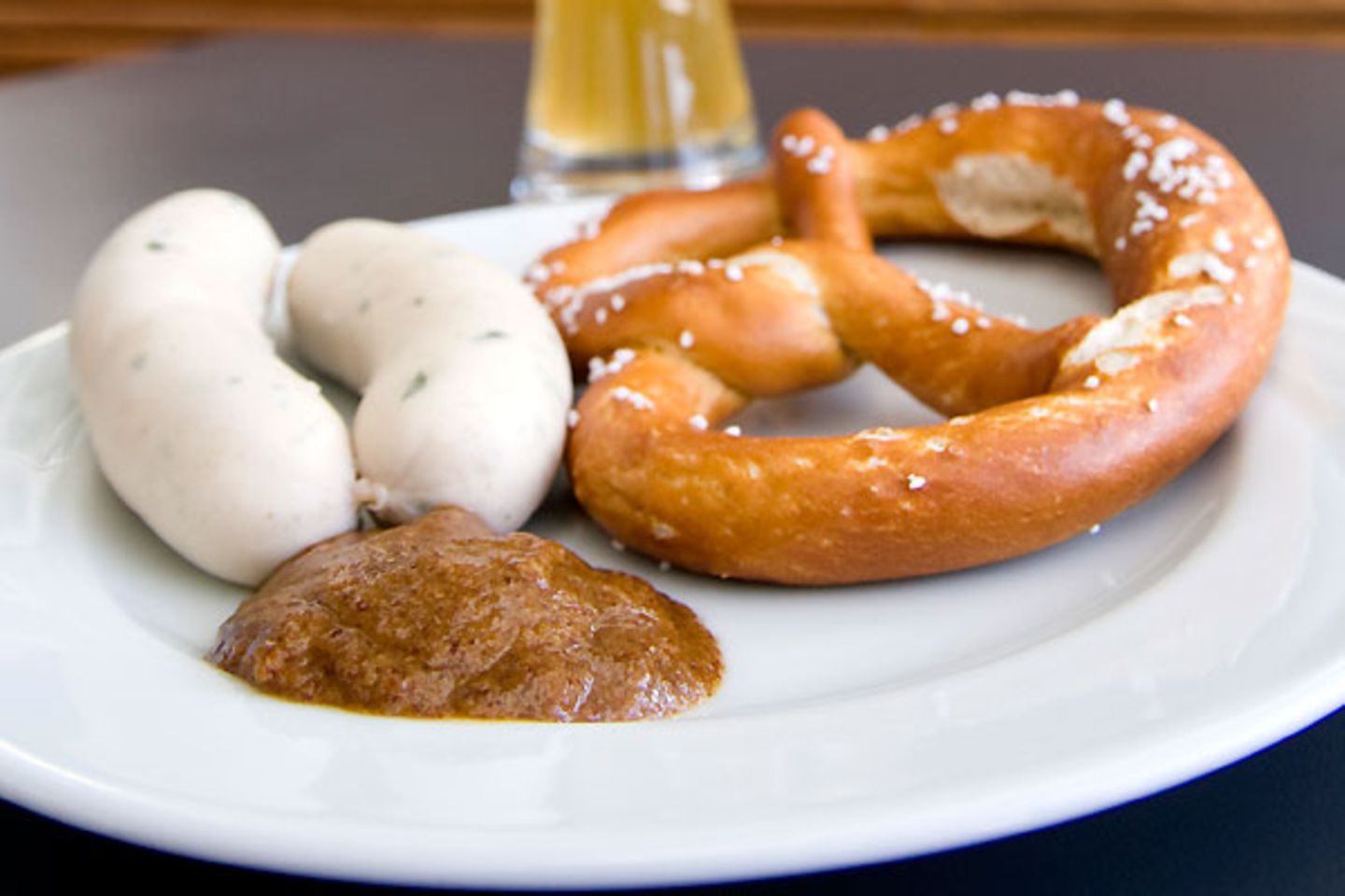 1. Platz - Deutschland: Der ewig Wurst mampfende, sprichwörtlich "hässliche Deutsche" ist passé: Wir sind Image-Weltmeister! In einer groß angelegten Studie hat die Gesellschaft für Konsumforschung (GfK) herausgefunden, dass Deutschland weltweit das beste Image hat. Okay, in keiner Kategorie ("Regierung", "Kultur", "Menschen", "Tourismus", "Export" und "Einwanderung/Investitionen") erreichten wir den ersten Platz. Aber unterm Strich steht Deutschland ganz oben auf der Liste. Wieder mal ein typisch deutscher "Durchschnittssieg" also? Schluss mit der deutschen Nörgelei!
