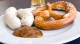 1. Platz - Deutschland: Der ewig Wurst mampfende, sprichwörtlich "hässliche Deutsche" ist passé: Wir sind Image-Weltmeister! In einer groß angelegten Studie hat die Gesellschaft für Konsumforschung (GfK) herausgefunden, dass Deutschland weltweit das beste Image hat. Okay, in keiner Kategorie ("Regierung", "Kultur", "Menschen", "Tourismus", "Export" und "Einwanderung/Investitionen") erreichten wir den ersten Platz. Aber unterm Strich steht Deutschland ganz oben auf der Liste. Wieder mal ein typisch deutscher "Durchschnittssieg" also? Schluss mit der deutschen Nörgelei!