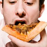 "Im Grunde ist es ganz logisch", verkündet Jessica aus Weiterstadt. "Rein wirtschaftlich betrachtet muss der Hersteller der ungesunden Leckereien einen Anreiz bieten, damit die Kunden das ungesunde Essen dem gesunden vorziehen. Dieser Ansatz funktioniert deshalb so gut, weil die meisten Menschen beim Essen eher eine Bauch- als eine Vernunftentscheidung treffen"