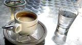 Alles eine Frage der Optik: "Wasser und Säfte sind schön klar beziehungsweise bunt und sehen im Glas toll aus. Tee und Kaffee dagegen sind eine "braune Brühe" und man versteckt sie lieber in Porzellan oder Keramik - ist einfach appetitlicher", glaubt Chriata H. aus Moers