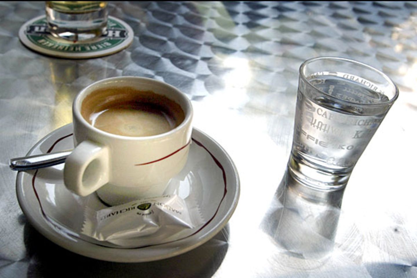 Gewagt geantwortet: Warum trinkt man Saft aus Gläsern und Kaffee aus