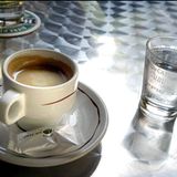 Alles eine Frage der Optik: "Wasser und Säfte sind schön klar beziehungsweise bunt und sehen im Glas toll aus. Tee und Kaffee dagegen sind eine "braune Brühe" und man versteckt sie lieber in Porzellan oder Keramik - ist einfach appetitlicher", glaubt Chriata H. aus Moers