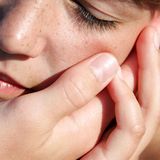 Das Lied von der Glocke    O zarte Sehnsucht, süßes Hoffen,    Der ersten Liebe goldne Zeit,    Das Auge sieht den Himmel offen,    Es schwelgt das Herz in Seligkeit  Friedrich von Schiller, 1759 - 1805    129 Zeichen