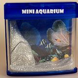 Nach einem harten Tag auf der Fachmesse "Der USB-Port, das unbekannte Wesen" macht es sich Außendienstlerin Regine Müller-Wachtendonk in ihrem Zimmer des Kongresshotels Schnakenbek gemütlich. Wie immer, wenn sie reist, sorgt ihr USB-Aquarium für ein angenehmes Ambiente.  Preis: 14,90 Euro