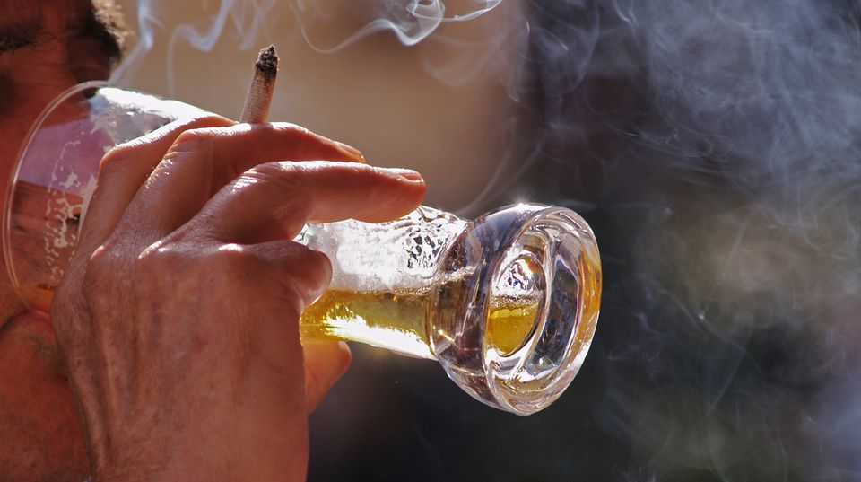 Knapp die Hälfte des Befragten war der Meinung, mit Alkohol schmeckt die Zigarette besser