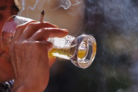 Knapp die Hälfte des Befragten war der Meinung, mit Alkohol schmeckt die Zigarette besser