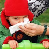 "Jeder kennt das: Die Mutter hält dem Kind ein Taschentuch vor das Gesicht, als ob sie es ersticken wollte. Dann sagt sie: 'Schnauben!'. Anschließend verschwindet das Taschentuch sofort. Dabei ist jedes Kind unwahrscheinlich neugierig", erklärt Jörg R. aus Gera