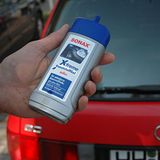 Verblichene Kunsstoffe lassen sich problemlos wieder auffrischen. Die vergrauten Kunstoffe des Audis schimmern wieder im Rallyeschwarz. Die Anwendung ist simpel. Das Gel wird auf den sauberen Untergrund aufgetragen. Nach der Einwirkszeit wird überschüssiges Gel mit einem Tuch aufgenommen.