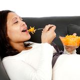 Wenn Sie fünf bis sechs Mahlzeiten über den Tag verteilen, versorgen Sie sich und Ihr Kind gleichmäßig mit Nährstoffen. Ein warmes Essen sollte dabei sein.