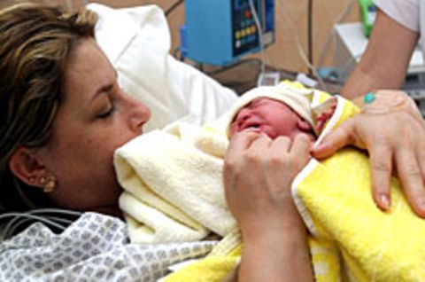 Eine glückliche Mutter mit ihrem Baby. In Deutschland ist die Zahl der Geburten im ersten Halbjahr 2009 erneut zurückgegangen