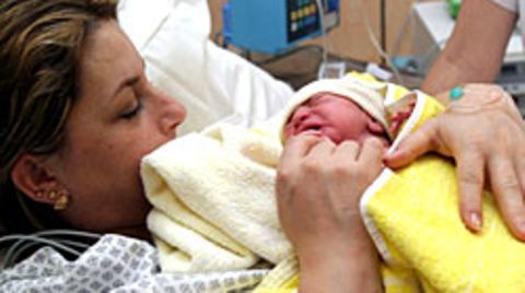 Eine glückliche Mutter mit ihrem Baby. In Deutschland ist die Zahl der Geburten im ersten Halbjahr 2009 erneut zurückgegangen