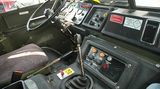 Ein Blick ins Führerhaus eines Volvo C 304 TGB mit seltener Zinkkarosse aus dem Jahr 1977 mit 86 kW (117 PS). Die Robustheit der Wagen ist erstaunlich. Beim Militär wurde sehr großen Wert auf Konservierung gelegt. Und wenn mal etwas kaputt geht, kann das in der Regel schon der halbwegs begabte Hobby-Tüftler beheben. „Auch wenn die Teile exotisch wirken, die Ersatzteile bekommen sie an jeder Ecke“, sagt Verkäufer Timo Kratschke
