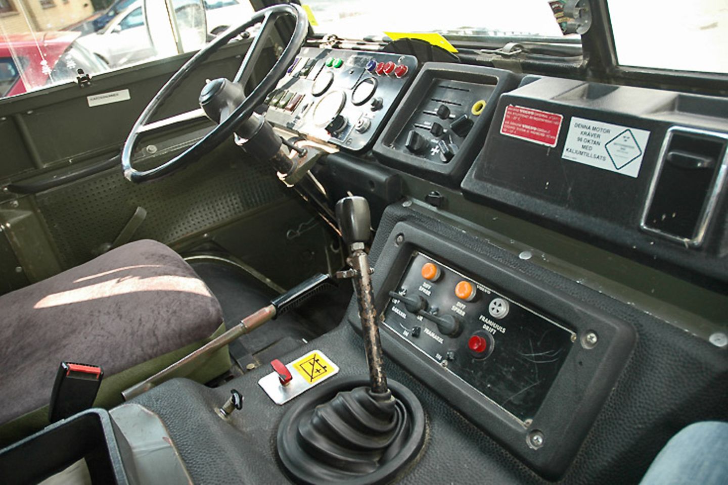 Ein Blick ins Führerhaus eines Volvo C 304 TGB mit seltener Zinkkarosse aus dem Jahr 1977 mit 86 kW (117 PS). Die Robustheit der Wagen ist erstaunlich. Beim Militär wurde sehr großen Wert auf Konservierung gelegt. Und wenn mal etwas kaputt geht, kann das in der Regel schon der halbwegs begabte Hobby-Tüftler beheben. „Auch wenn die Teile exotisch wirken, die Ersatzteile bekommen sie an jeder Ecke“, sagt Verkäufer Timo Kratschke