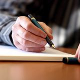 Ein Tagebuch kann Ihnen helfen, Zusammenhänge zu verstehen: Wenn gerade eine Schwellung entsteht, sollten Sie alles aufschreiben, was Sie in den vergangenen 12 bis 24 Stunden zuvor getan und gegessen haben. Notieren Sie auch die ungefähren Uhrzeiten