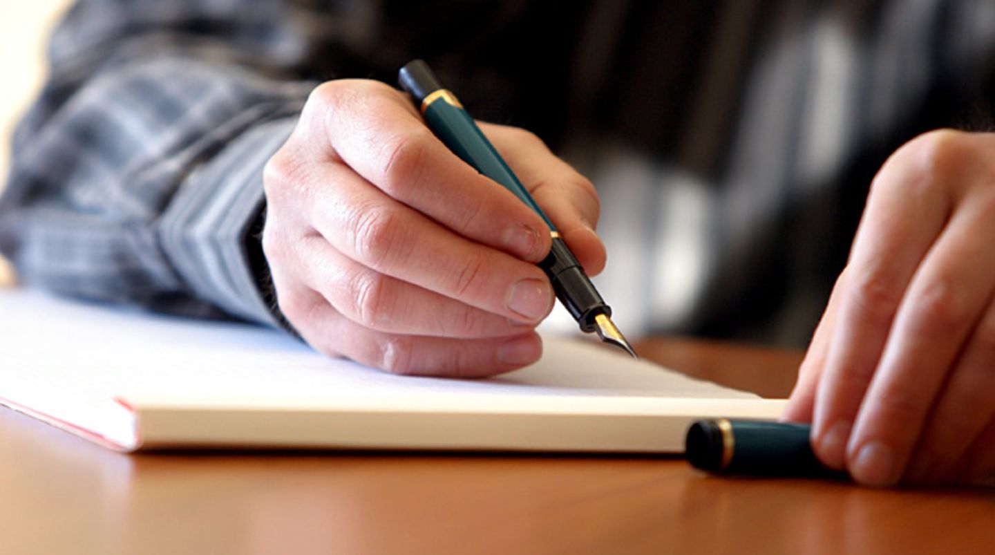 Ein Tagebuch kann Ihnen helfen, Zusammenhänge zu verstehen: Wenn gerade eine Schwellung entsteht, sollten Sie alles aufschreiben, was Sie in den vergangenen 12 bis 24 Stunden zuvor getan und gegessen haben. Notieren Sie auch die ungefähren Uhrzeiten