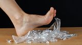 Finden Sie heraus, wo Ihr Schuh drückt oder ob vielleicht ein Riemen der Sandale an der Haut reibt. Zuckerkranke merken oft nicht, wenn sie sich am Fuß wundscheuern. Die Folgen können Blasen und später offene Wunden sein, die schlecht heilen