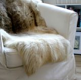 Achten Sie auf die Zusammensetzung Ihrer Kleidung. Nicht nur Pelzmäntel, -mützen und -kragen können eine Allergie auslösen, sondern auch Angora-Gewebe: Das Garn wird aus Kaninchen-, Ziegen- und manchmal sogar aus Katzenhaaren gesponnen