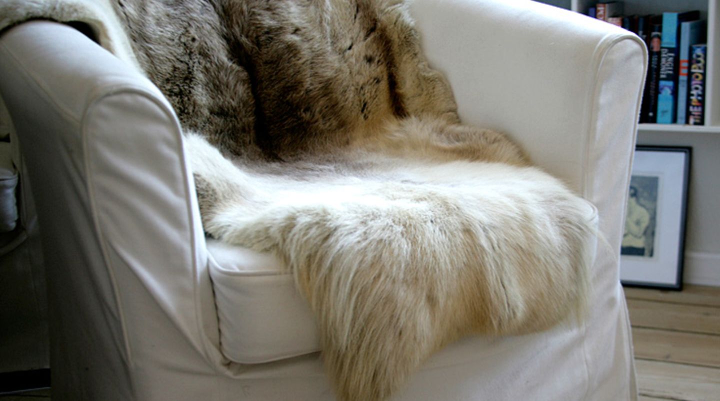 Achten Sie auf die Zusammensetzung Ihrer Kleidung. Nicht nur Pelzmäntel, -mützen und -kragen können eine Allergie auslösen, sondern auch Angora-Gewebe: Das Garn wird aus Kaninchen-, Ziegen- und manchmal sogar aus Katzenhaaren gesponnen