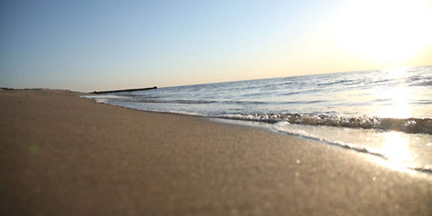 An einem tristen Novembertag können wir die aufkommende Melancholie vertreiben, indem wir die Augen schließen und uns kraft unserer Fantasie an unseren Lieblingsstrand versetzen