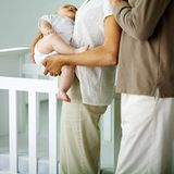 Konservative halten am alten Mutterbild fest    Die Familienpolitik, die Merkel und Ministerin Ursula von der Leyen betreiben, ist vielen Parteifreunden ein Dorn im Auge. Konservative sind der Ansicht, dass ein Kind in den ersten Lebensjahren von der Mutter erzogen werden sollte. Eine Kita könne keine Alternative sein. Deswegen kritisieren sie den Ausbau der Kita-Plätze.  Hinter vorgehaltener Hand wird auch über Merkels eigene Biografie diskutiert: Als kinderlose Protestantin habe sie eben sie kaum Verständnis für das familiäre Idealbild, das katholische Unionswähler noch immer haben  Video: Die Schwächen der Angela Merkel