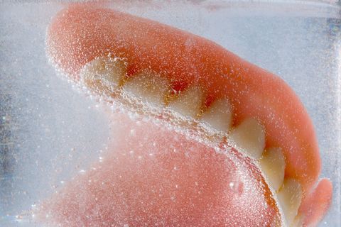 Vollprothese im Reinigungsbad: Die Dritten sollten nicht trocken herumliegen