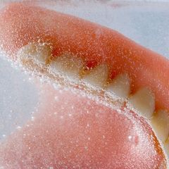 Vollprothese im Reinigungsbad: Die Dritten sollten nicht trocken herumliegen