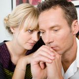 Nehmen Sie seine Sorgen ernst, aber versuchen Sie immer wieder, ihn aufzumuntern. Selbstmitleid macht die Schmerzen nur noch schlimmer.