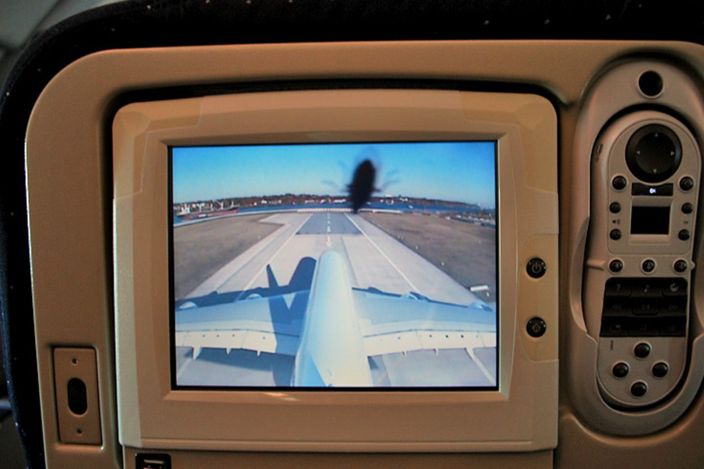 Blinder Passagier  Jeder Sitz in der Economy Class hat seinen eigenen Bildschirm. Über drei fest installierte Kameras lassen sich Start und Flug verfolgen. Plötzlich großes Gelächter: ein Käfer krabbelt über die Linse und möchte mitfliegen