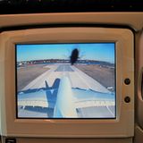 Blinder Passagier  Jeder Sitz in der Economy Class hat seinen eigenen Bildschirm. Über drei fest installierte Kameras lassen sich Start und Flug verfolgen. Plötzlich großes Gelächter: ein Käfer krabbelt über die Linse und möchte mitfliegen