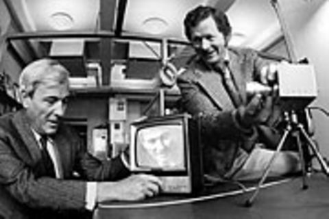 Willard Boyle (l) und George Smith (r) entwickelten den CCD-Chip. Hier sind die Forscher im Jahr 1974 zu sehen