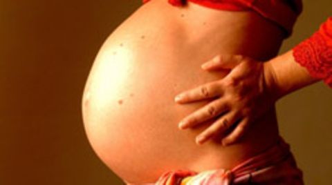 Eine schwangere Frau streckt ihren Babybauch raus. Als eine Britin bereits in anderen Umständen war, wurde sie innerhalb weniger Wochen ein weiteres Mal schwanger