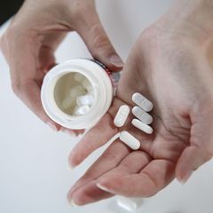 Tabletten mit Anti-Viren-Mittel helfen bei Lippenherpes