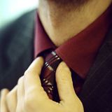 "Frauen sind stärker als Männer daran interessiert, von der Umgebung akzeptiert zu werden und mit anderen in Harmonie zu leben", diagnostiziert Achim S. aus Wuppertal. "Insofern müssen sie bei Entscheidungen mehr Personen berücksichtigen: Gefällt es meiner Freundin, Mutter, Nachbarin, meinem Mann? Komme ich damit an? Männer fragen sich eher: Habe ich darin breite Schultern, sieht es teuer aus, schaffe ich es, noch vor der Sportschau wieder zu Hause zu sein?"