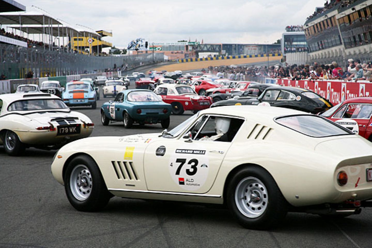 Den Startschuss bei den "Classics" gibt traditionell eine Berühmtheit: In diesem Jahr hatte Astronaut Buzz Aldrin, vierter Mann auf dem Mond, am Samstag Nachmittag um 16.00 Uhr den Finger am Abzug. Gefahren wurde auf der Originalstrecke über 13,65 Kilometer über eigens gesperrte öffentliche Straßen. Die alle zwei Jahre stattfindenden "Classics" sind die einzige Veranstaltung bei der dies außer beim regulären Rennen geschieht